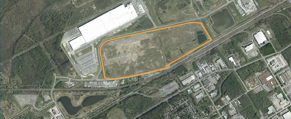 Photographie vue aérienne du terrain industriel vacant à vendre situé au 1500, promenade Industrial Park dans le Parc d’affaires de Cornwall, à Cornwall, Ontario, Canada, dont les limites sont indiquées par une ligne orange.