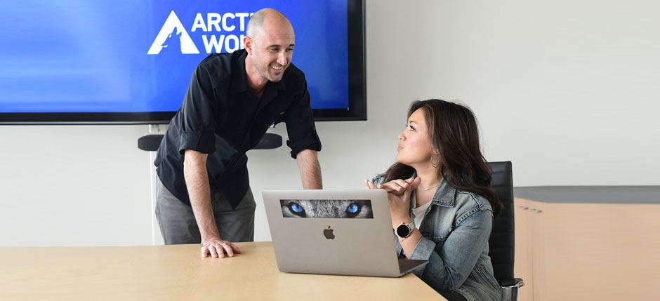 Des collègues qui collaborent dans une salle de réunion d’Arctic Wolf