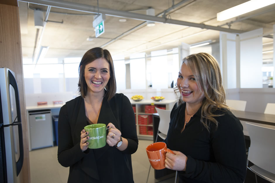 Deux femmes au bureau buvant un café