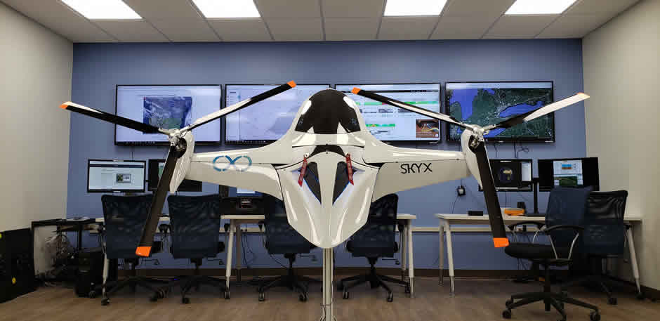 Le drone SkyTwo dans la salle de contrôle de vol ultramoderne de Toronto