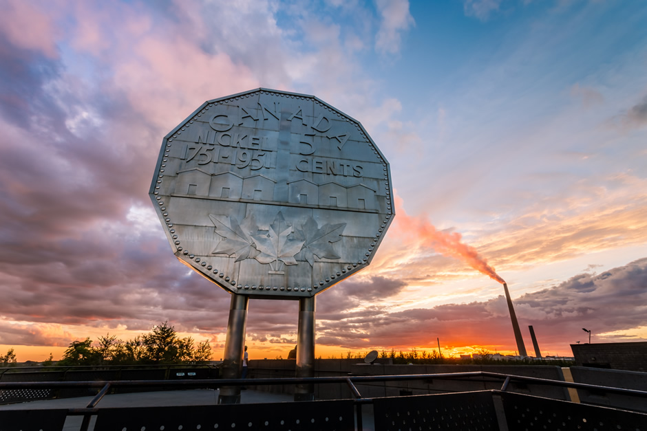 Monument Big Nickel à Sudbury, Ontario, Canada pendant le coucher du soleil