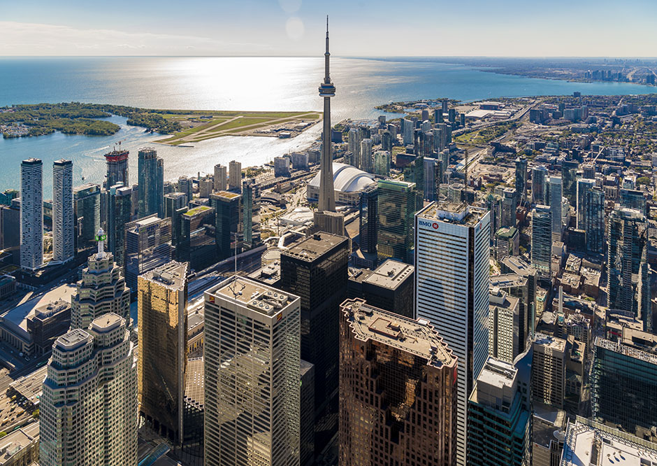Vue aérienne de la ville de Toronto et du quartier financier, avec le lac Ontario et les îles de Toronto en arrière-plan.