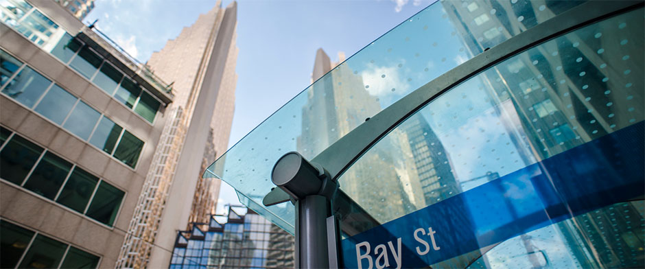 La rue Bay, considérée comme le centre du quartier financier du Canada, à Toronto (Ontario).