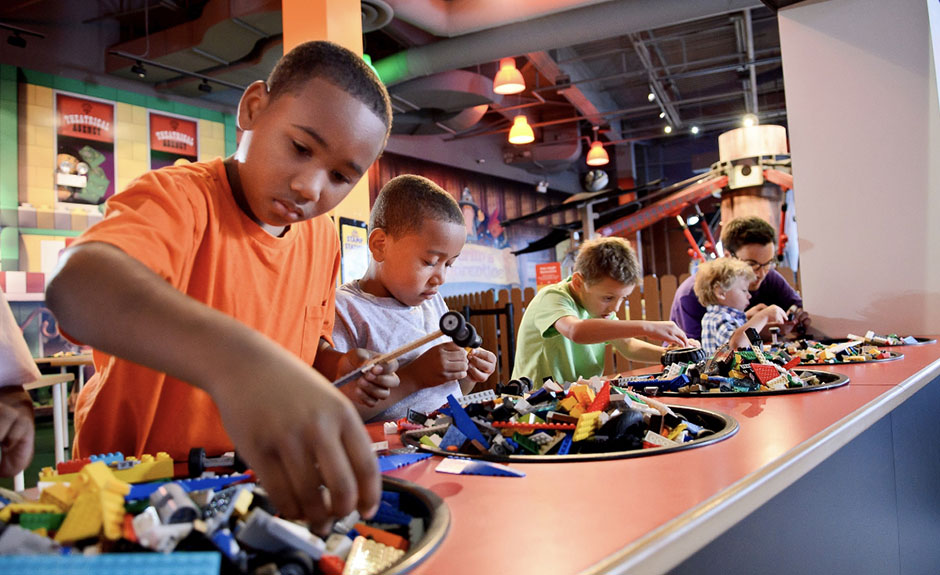 Enfants construisant et triant des pièces de LEGO.