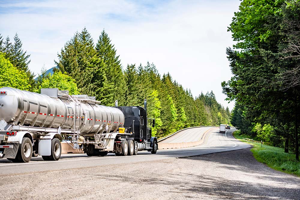 Camion de transport de produits chimiques sur une autoroute