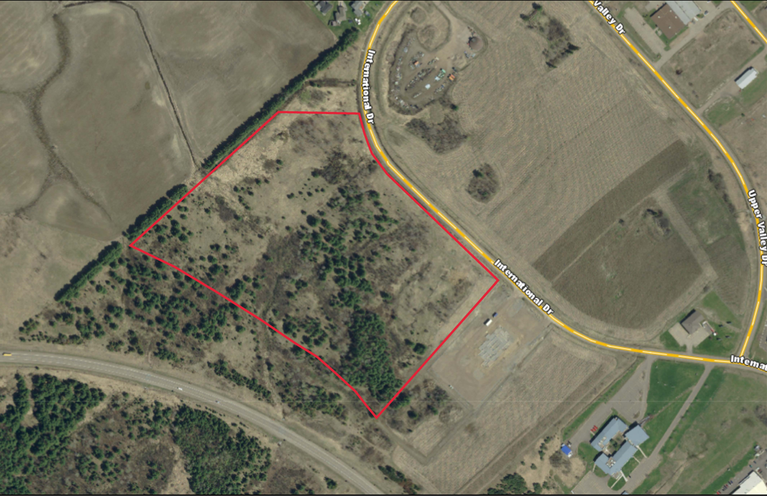 Photographie aérienne montrant le terrain industriel vacant à vendre au 127 International Drive, Trans Canada Corporate Park, Pembroke, Ontario, Canada