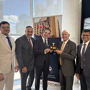 Ministre Fedeli et l’équipe d’Investissement Ontario remettent une plaque commémorative à Jamie Levy, chef de la direction de Generation Mining.