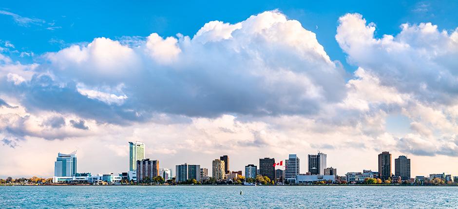 La vue de Windsor, Ontario de l'autre côté de la rivière Détroit