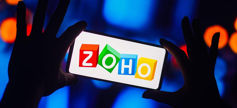 Logo de Zoho Corporation affiché sur l’écran d’un téléphone intelligent.