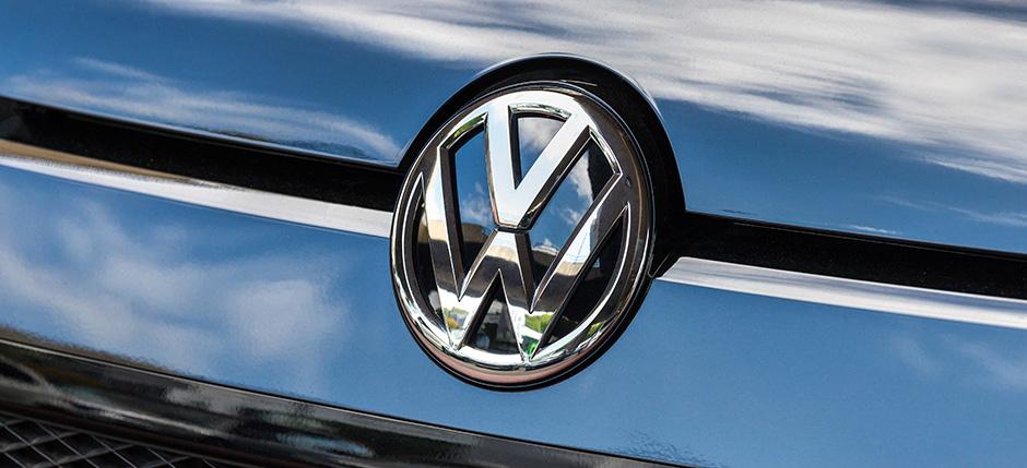 Le logo Volkswagen sur un véhicule