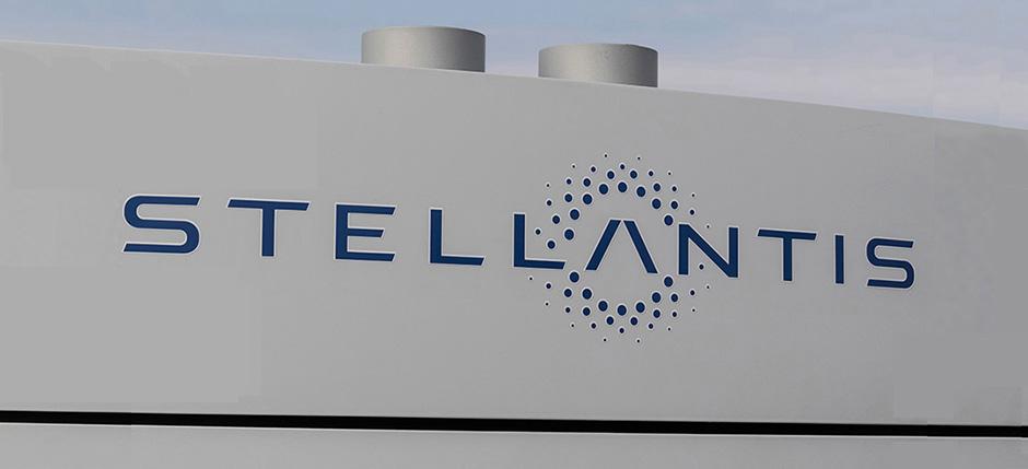 Logo Stellantis sur le côté d'une usine