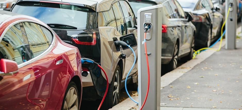 Véhicules électriques connectés à des postes de charge