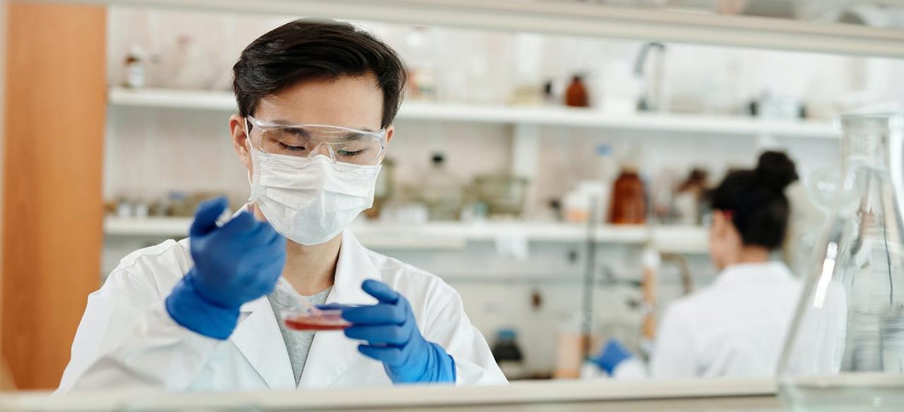 Un chercheur faisant des tests dans un laboratoire